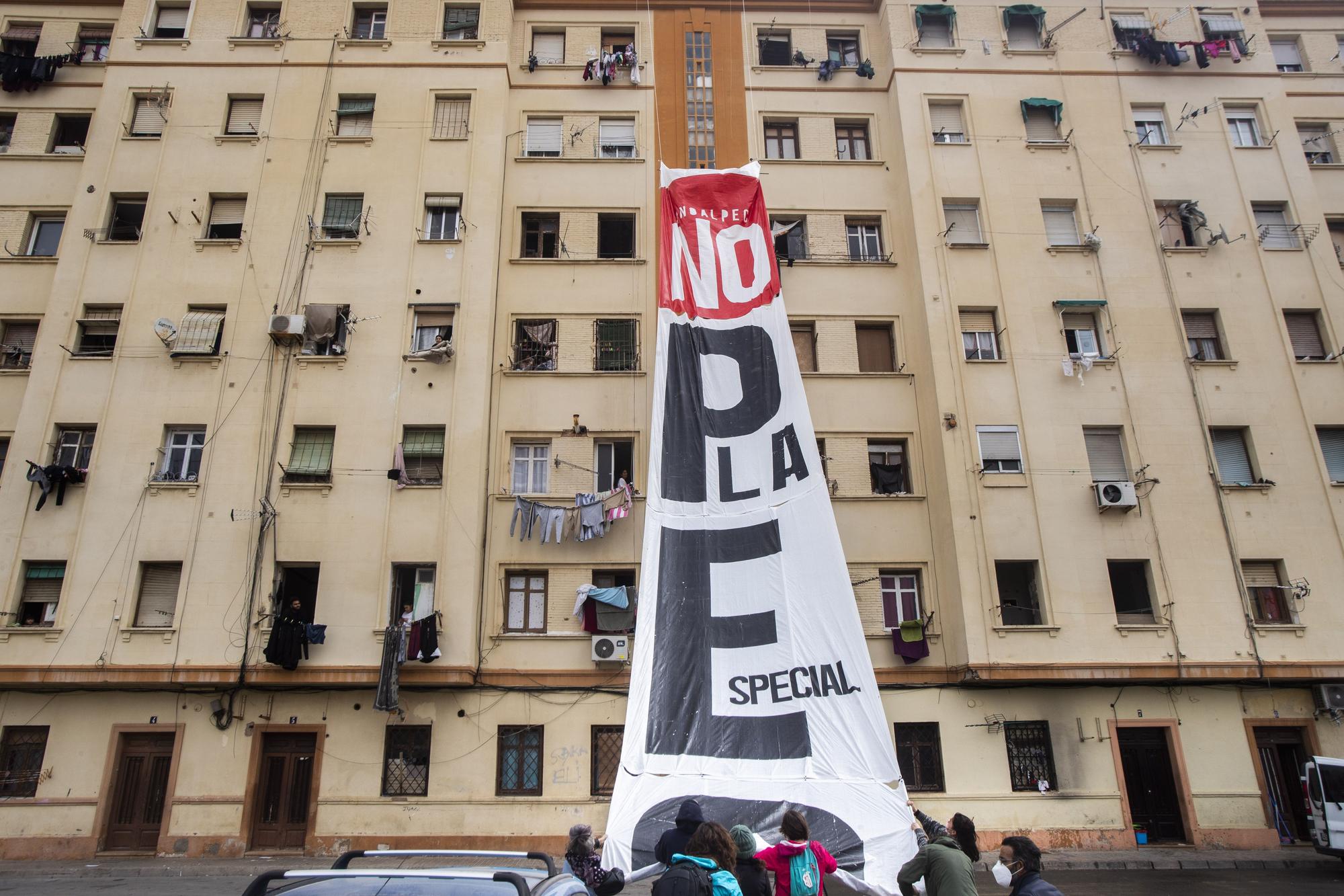 La llamativa protesta de vecinos del Cabanyal contra el PEC