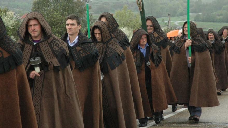 Procesión de Bercianos, en la que los hermanos portan la capa parda castellana. |