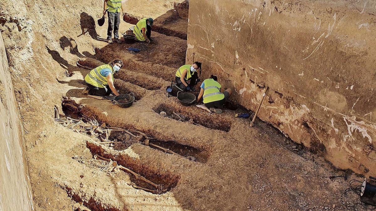 Imagen de la exhumación de la fosa común en Son Coletes, en Manacor.