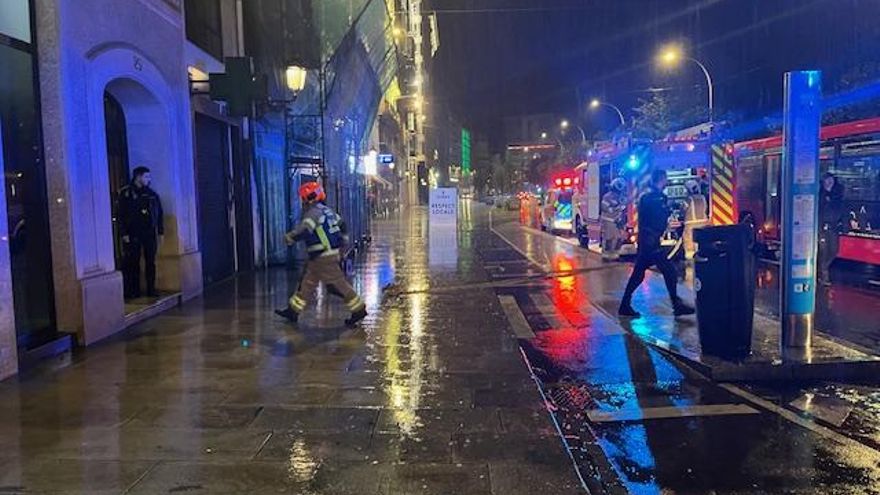Un incendio en un edificio del Cantón Pequeño de A Coruña moviliza a Bomberos y Policía