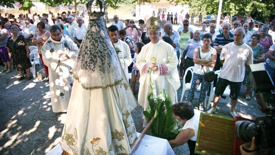 El Obispo de Lugo, Alfonso Carrasco Rouco, frente a la Virgen en un momento de la misa // Bernabé/Luismy