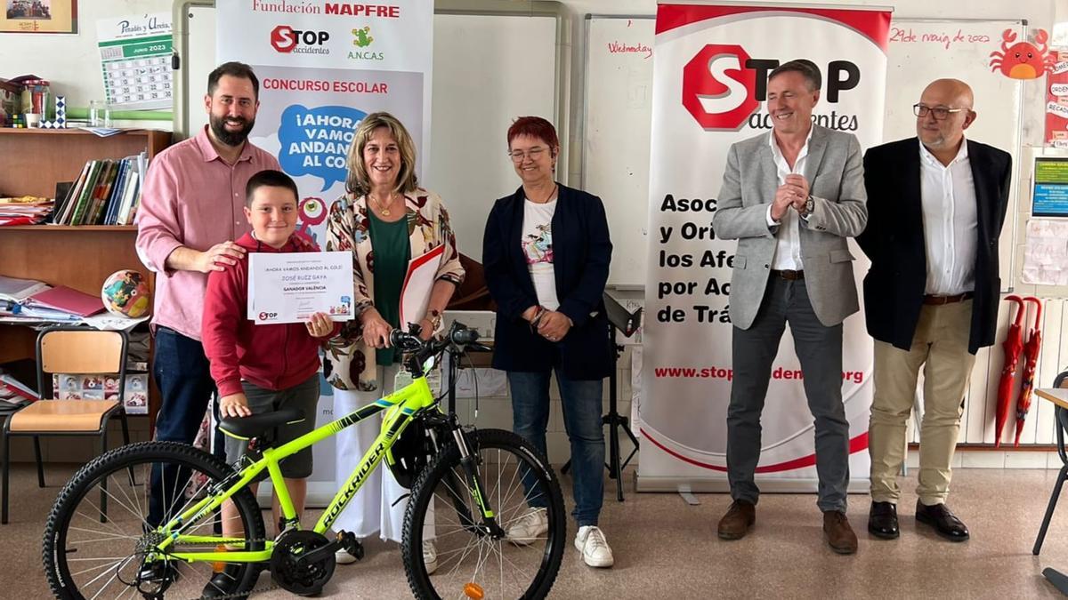 El niño José Ruiz, de Ontinyent, recibe su premio del concurso de STOP Accidentes y Fundación Mapfre.