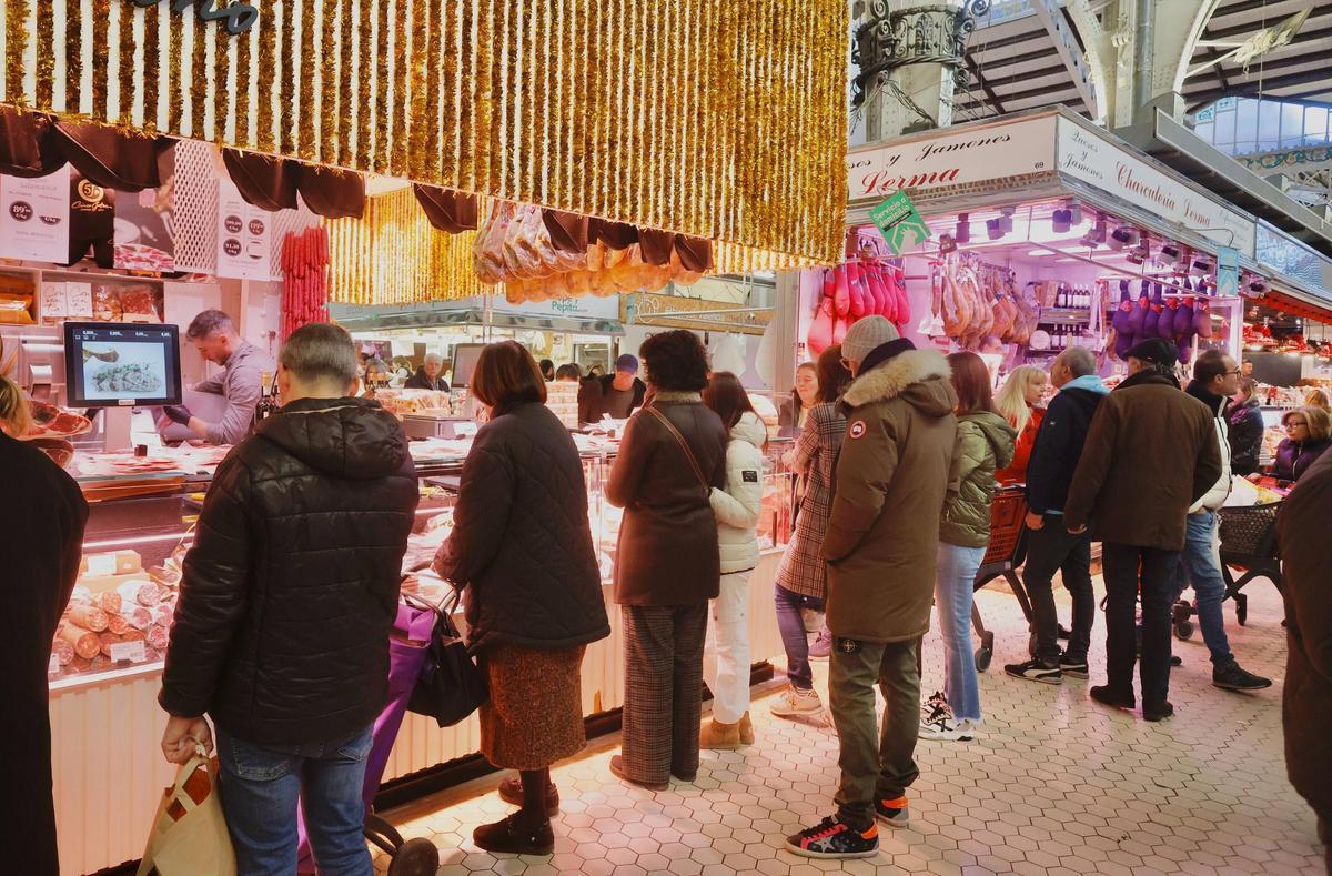 Ciudadanos compran en el Mercado Central de València antes de Navidad.