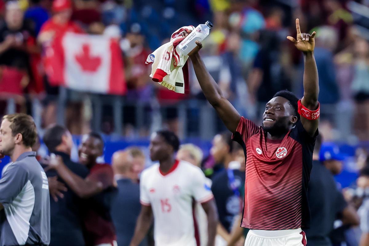 Alphonso Davies celebra el pase a semifinales