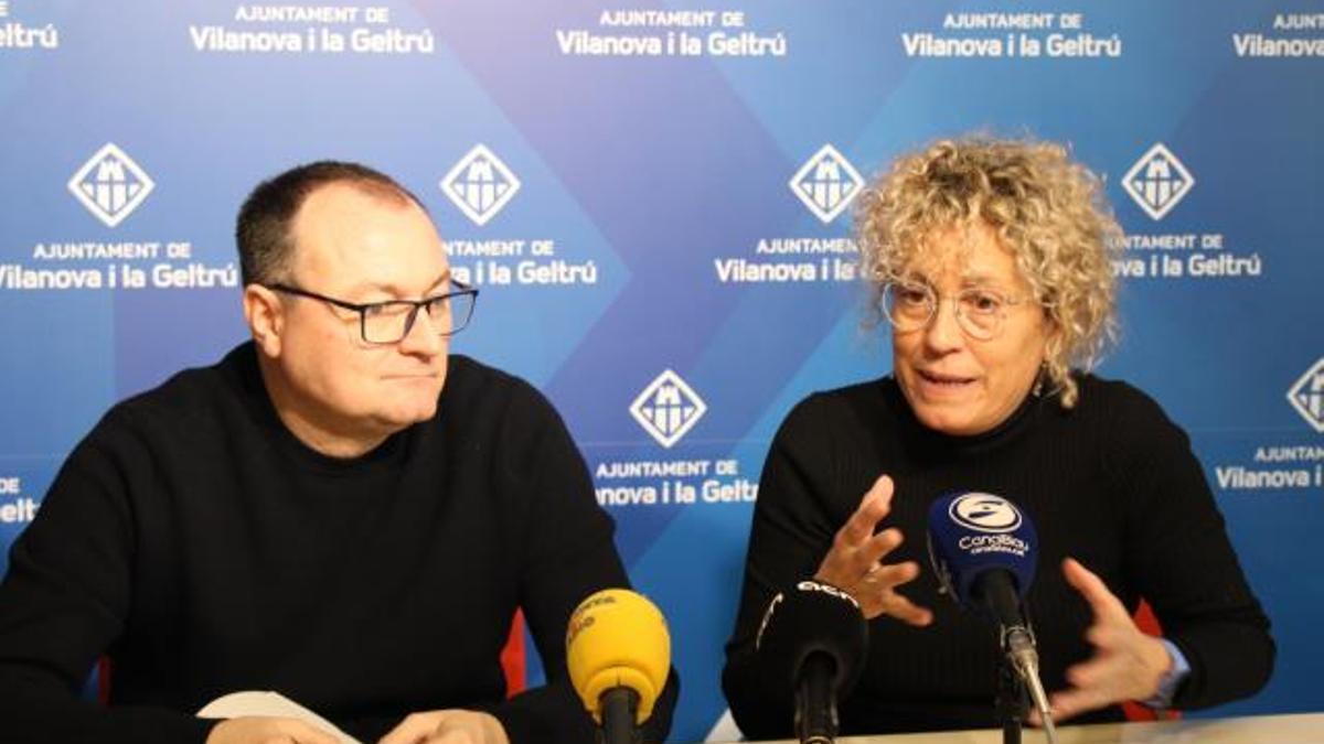 El alcalde de Vilanova i la Geltrú, Juan Luis Ruiz, y la concejala de vivienda, Iolanda Sànchez