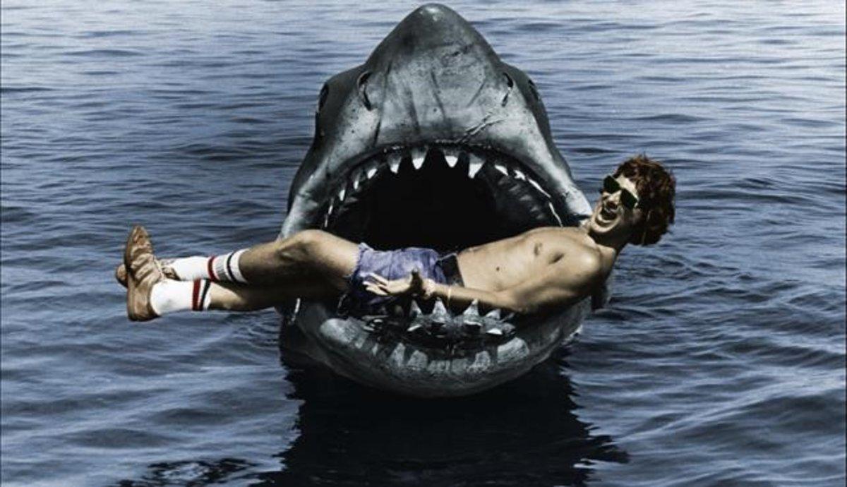 Spielberg, en la boca del tiburón mecánico de la película.