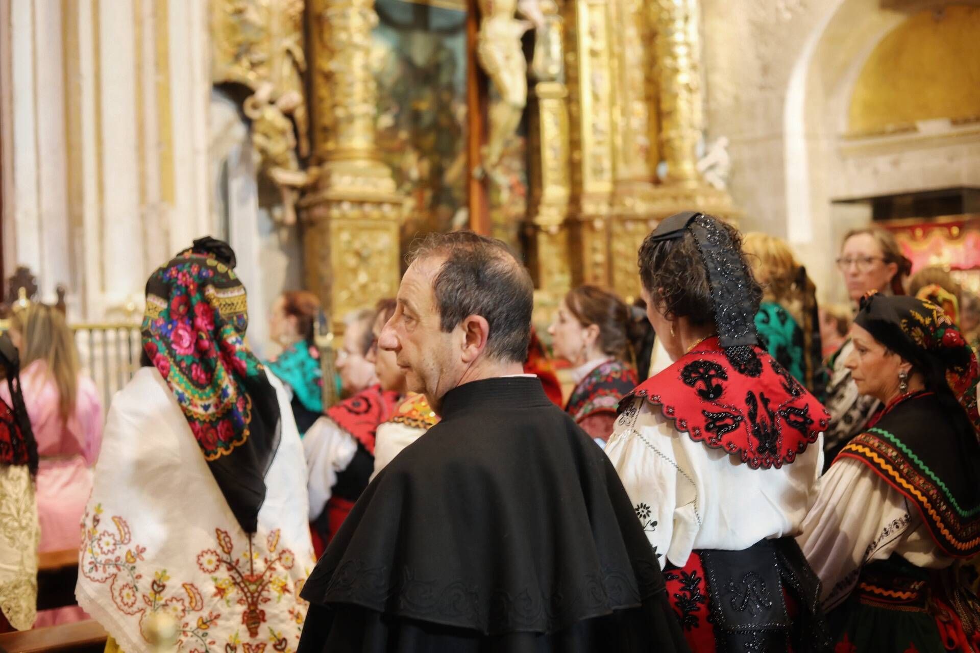 Desfile de indumentaria tradicional y misa en la Catedral para celebrar las fiestas de San Pedero.