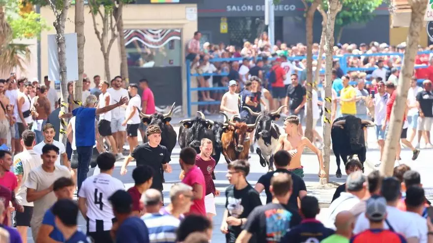 Vídeo: El Grau de Castelló se echa a la calle para disfrutar con las fiestas de Sant Pere