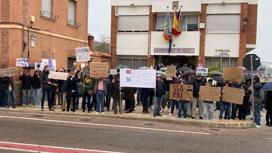 Cerca de un centenar de vecinos de Gilet se manifiesta contra el PAI Balcón de la Peña