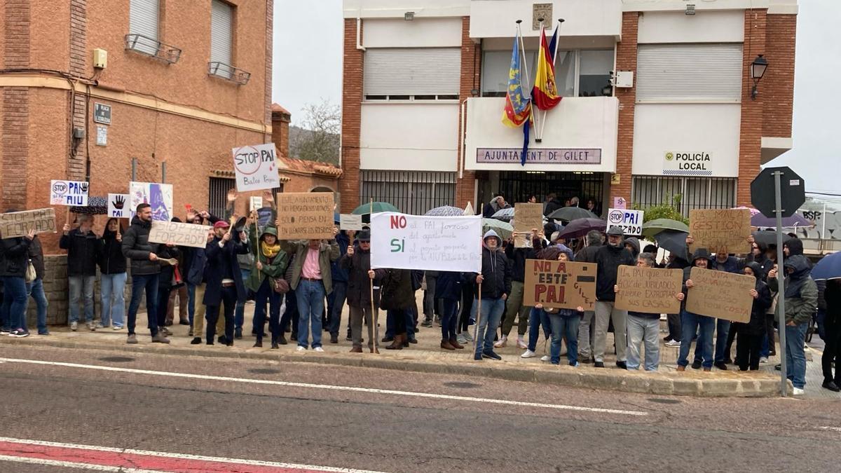 Manifestantes en la puerta del Ayuntamiento de Gilet.