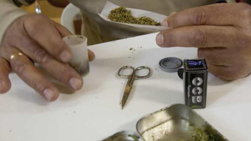 Un consumidor de marihuana se prepara un cigarro.