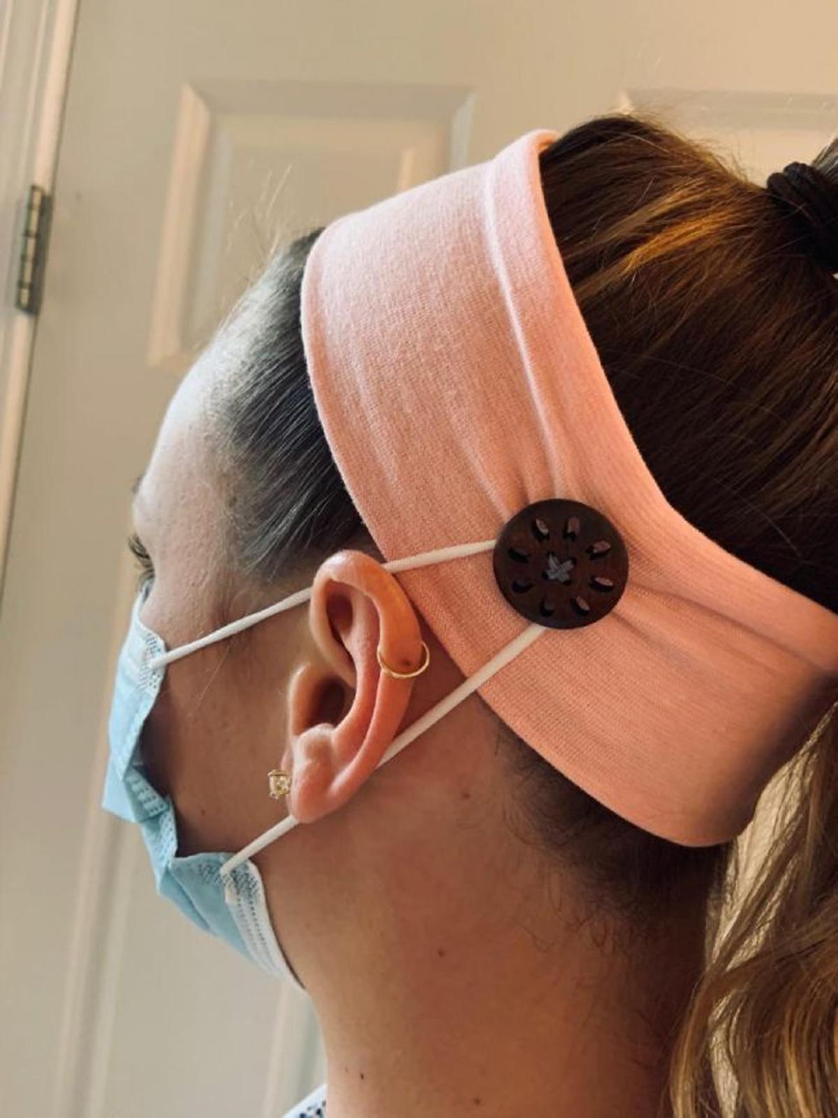 Hayley Alden enseña cómo ponerse la mascarilla con la bandana con botones.