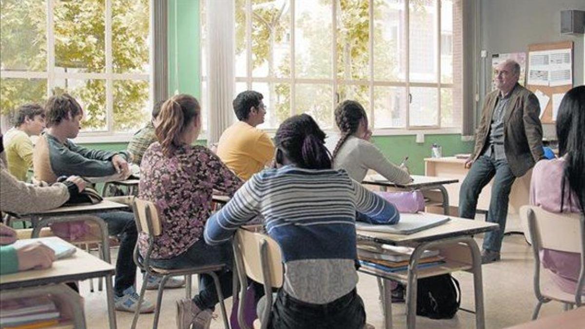 La clase de Filosofía de Merlí Bergerón (Francesc Orella) en el Institut Àngel Guimerà de TV-3.