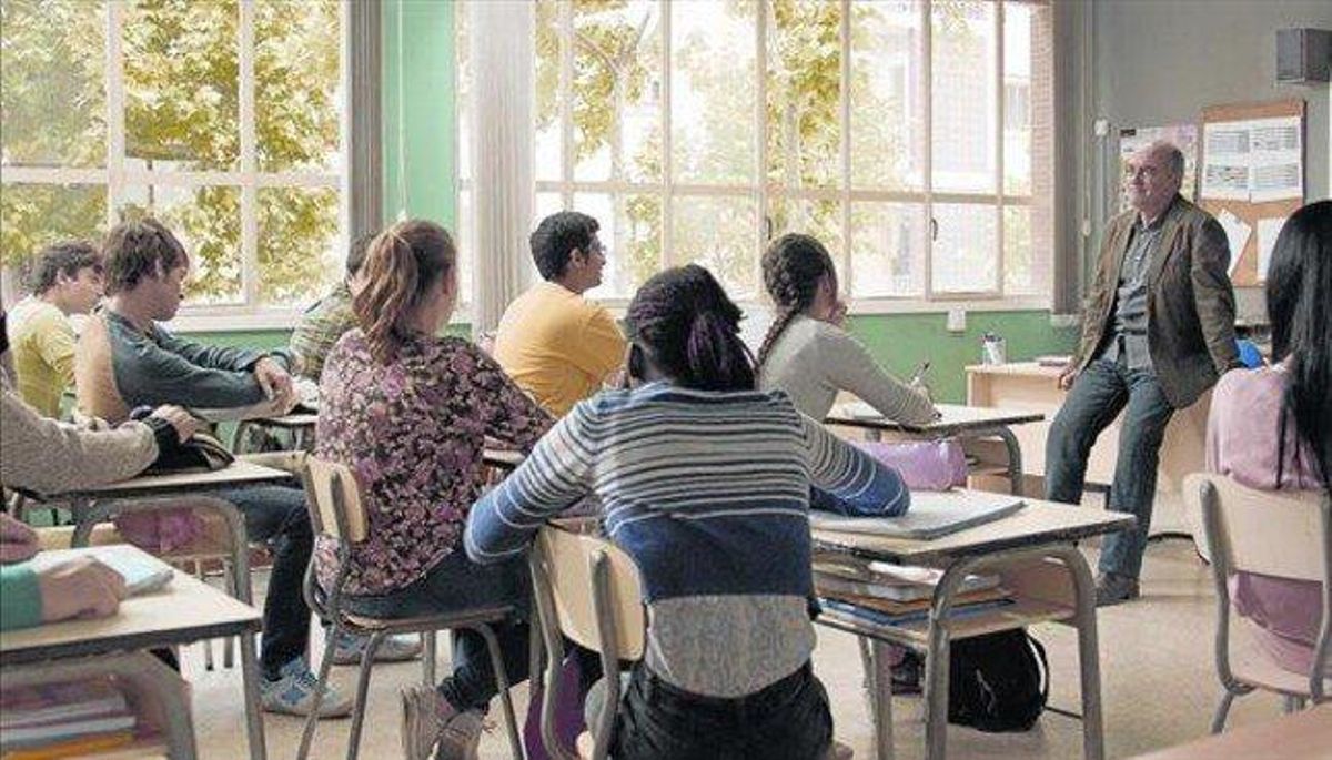 La classe de Filosofia de Merlí Bergerón (Francesc Orella) a l’Institut Àngel Guimerà de TV-3. La classe de Filosofia de Merlí Bergerón (Francesc Orella) a l’Institut Àngel Guimerà de TV-3.