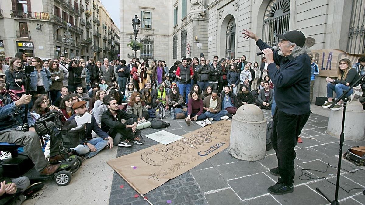 Protesta por el cierre del Club Cronopios en la plaza de Sant Jaume, el lunes pasado.