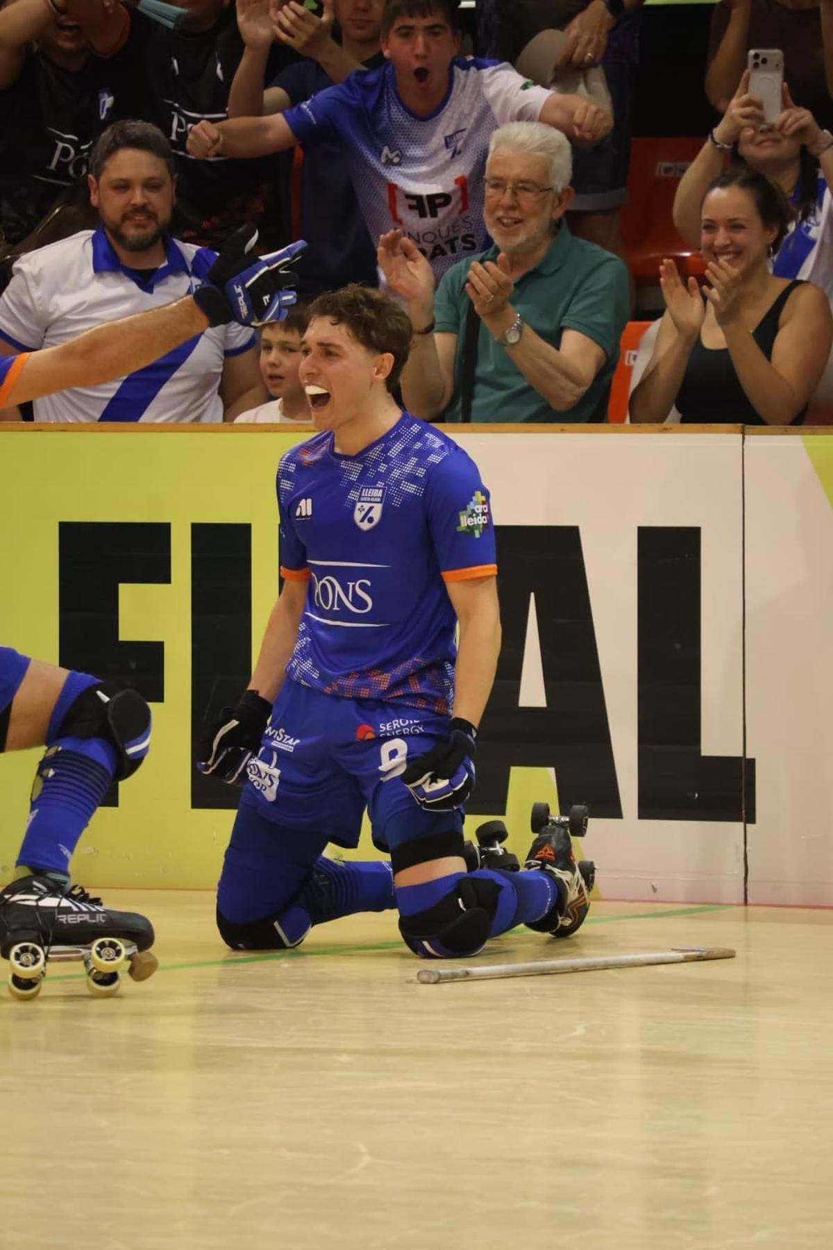 Moncusí celebra un dels gols al Calafell a la final disputada a Lleida