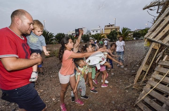 AGÜIMES A 23/06/2017. Asar piñas a la brasa con los amigos, arrojar sal a las hogueras, perdir nuevos deseos y desprendernos de lo malo, saltar sobre las brasas, son alguna sde las costumbres que se reviven en Las Charcas, Agüimes. FOTO: J.PÉREZ CURBELO