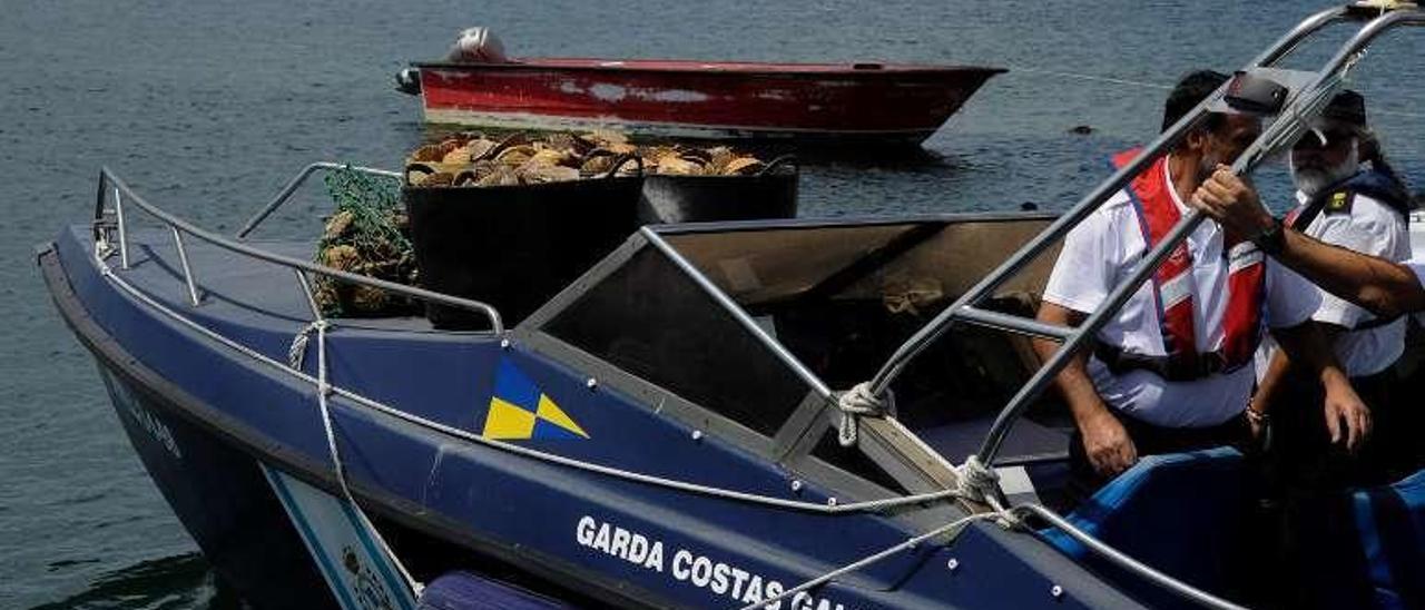 Un operativo reciente de Gardacostas de Galicia. // Iñaki Abella