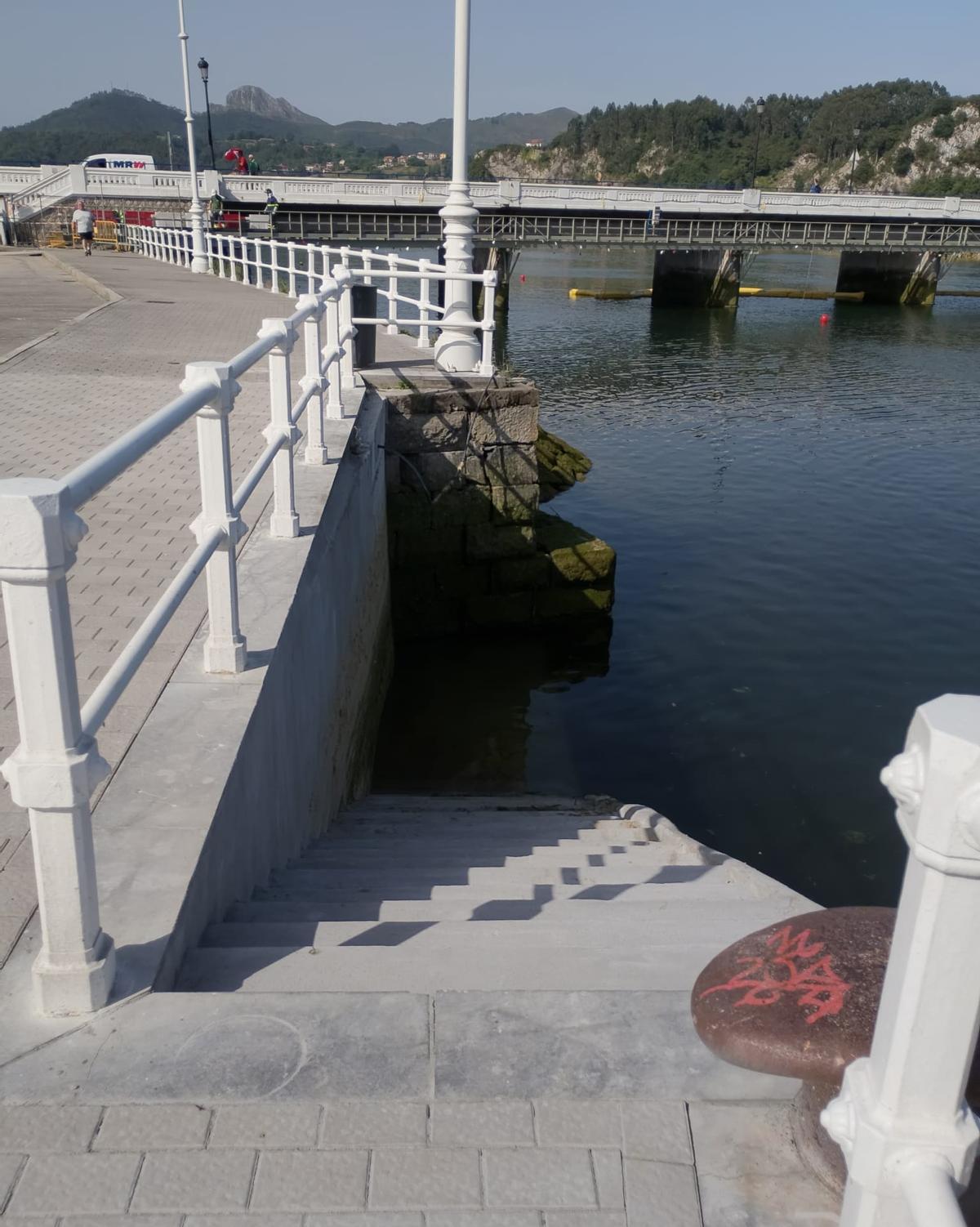 Uno de los accesoa al muelle de Ribadesella.