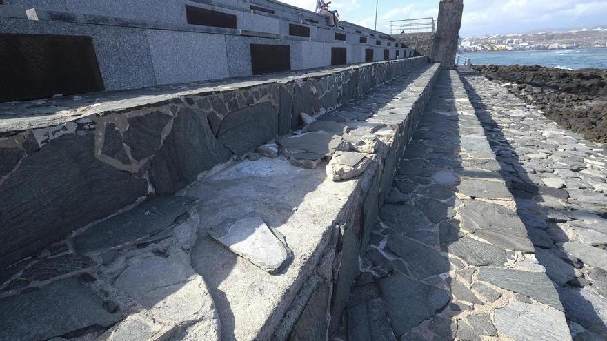 Losetas levantadas, cristaleras rotas y estructuras oxidadas: así luce la plaza de La Puntilla