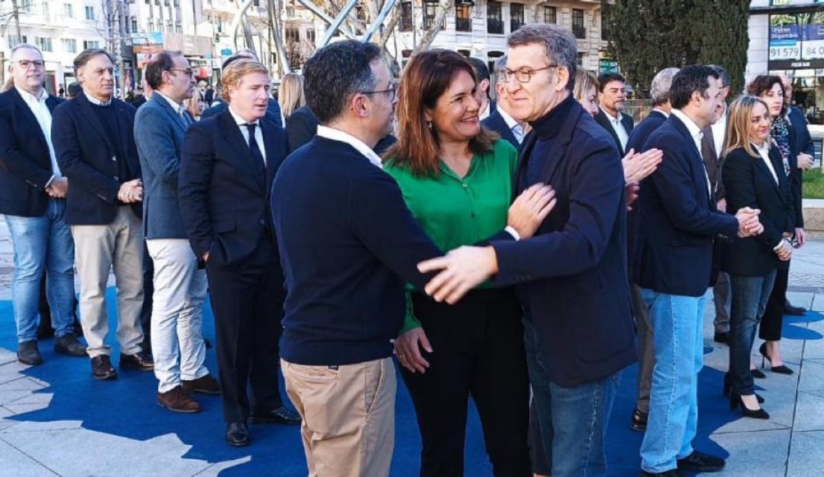 Jimena Delgado y Carlos Tarife, candidatos a la alcadía de las dos capitales canarias, en un acto con Feijóo