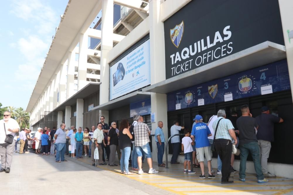 Colas en la Rosaleda para renovar el abono.