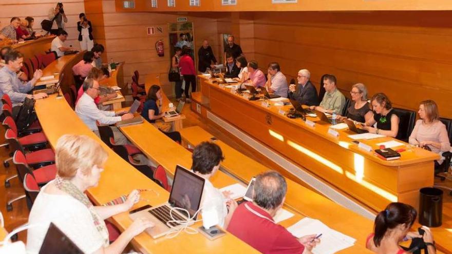 Reunión del Consello de Goberno de la Universidad, en el Rectorado, celebrada el pasado 2 de julio.