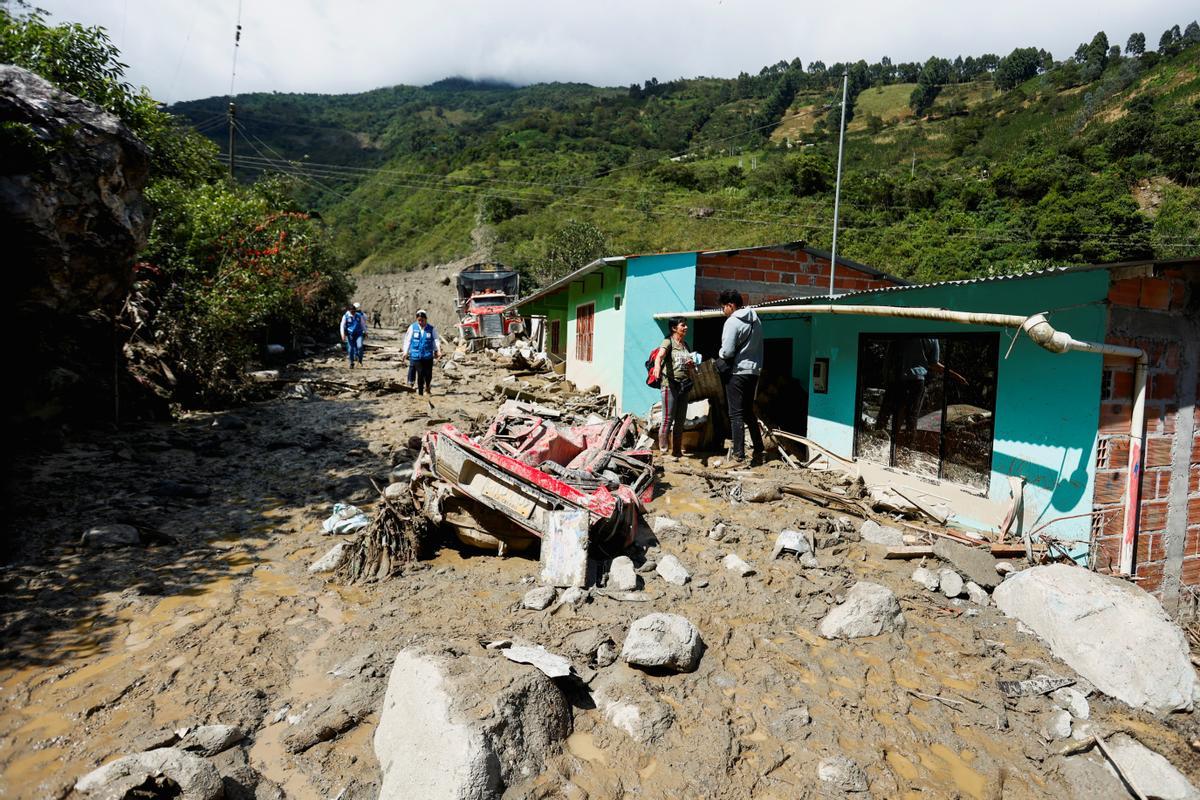 Equipos de rescate trabajan buscan desaparecidos tras una avalancha en Quetame, Colombia