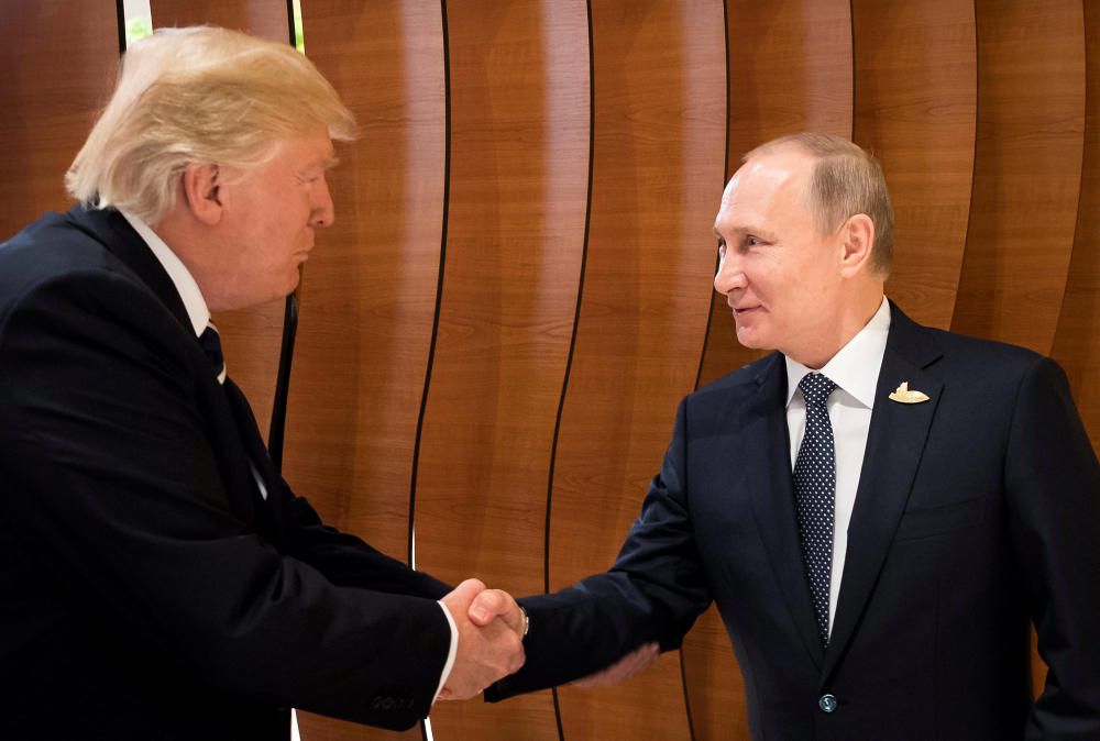 El presidente de los Estados Unidos, Donald Trump, y el presidente ruso, Vladimir Putin, estrechan la mano durante la cumbre del G20 en Hamburgo, Alemania