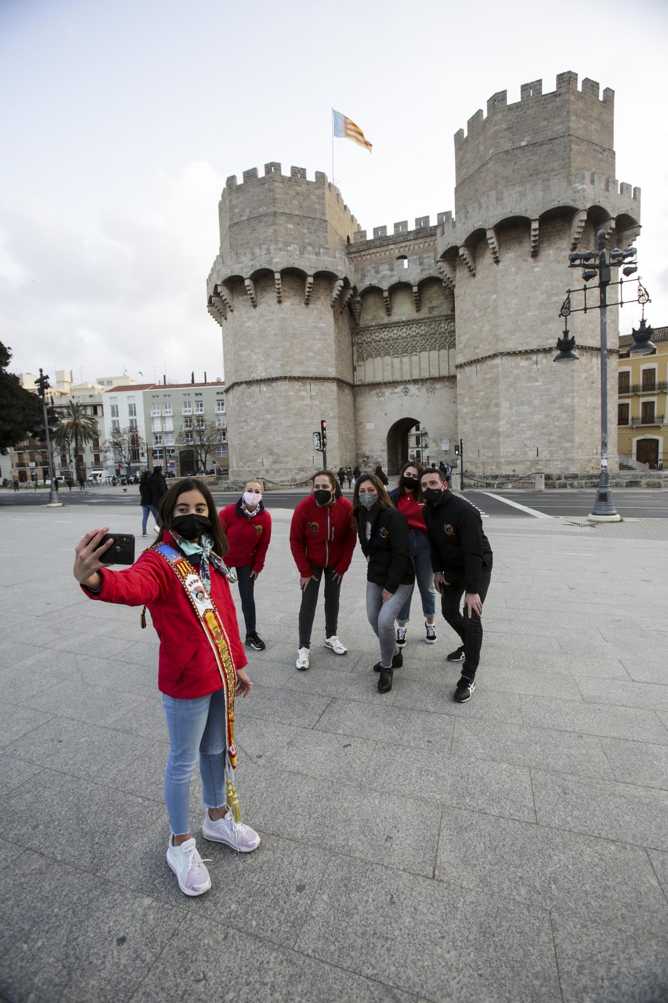 La fallera mayor de Río Bidasoa hace un selfi con otros falleros