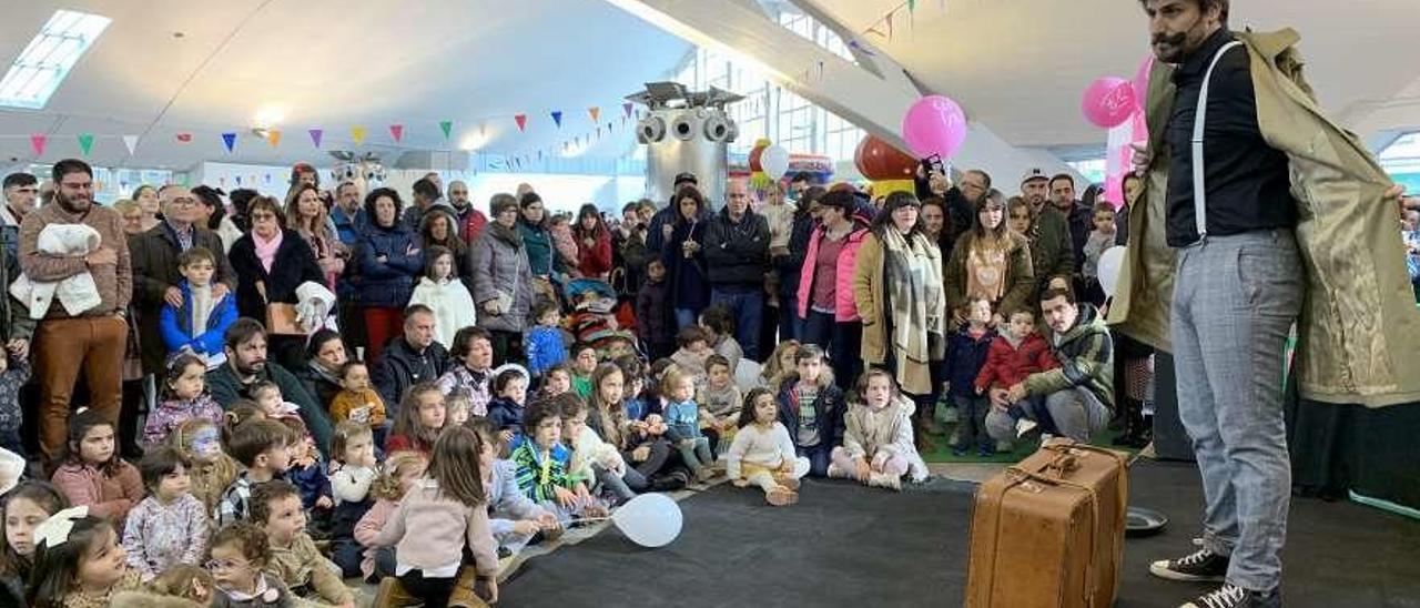 Un momento del taller de pompas de &quot;Mercapeques&quot;, ayer, en Pola de Siero.