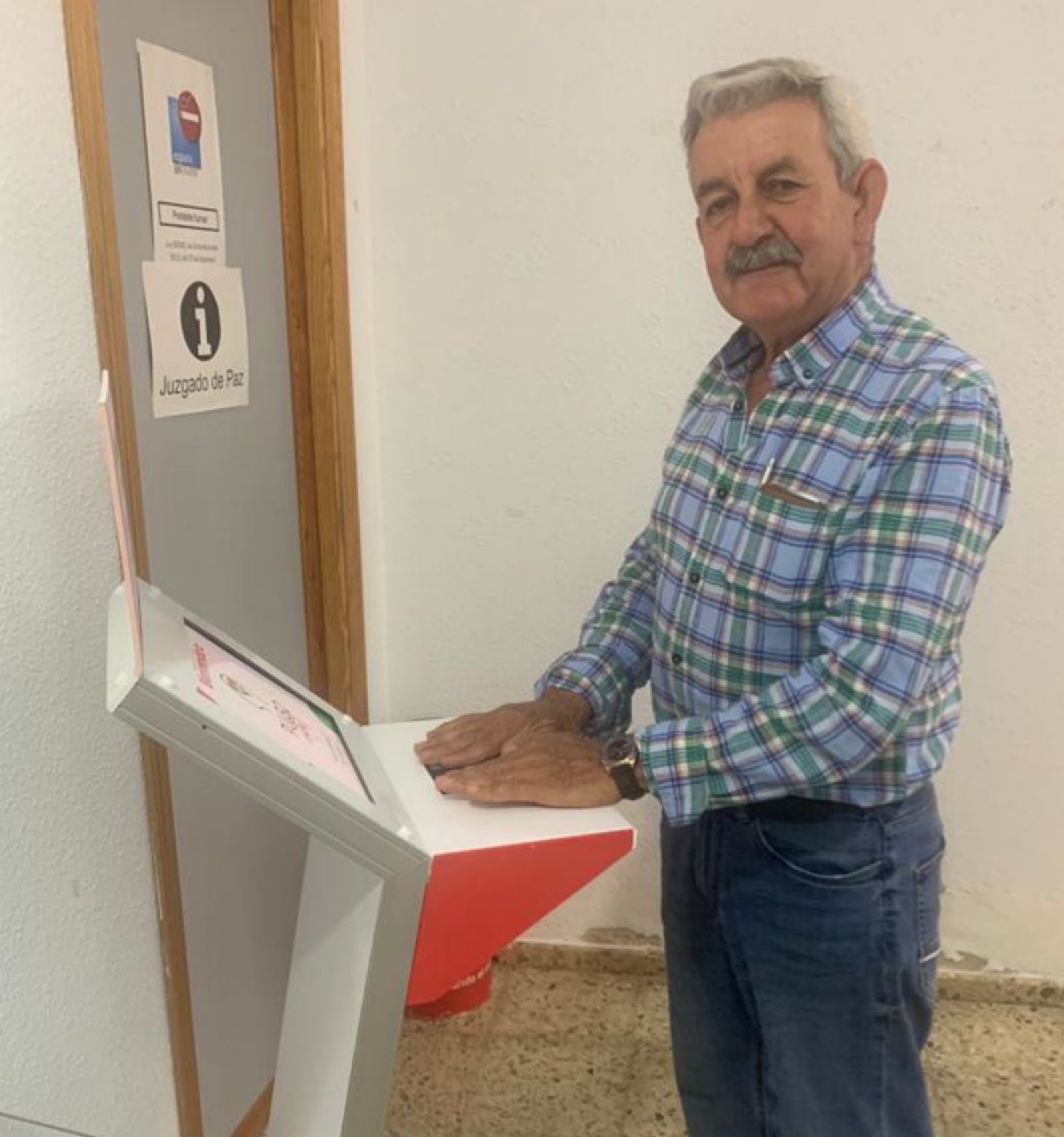 Emilio Fernández, alcalde de Fresno de la Ribera, se realiza un electrocardiograma en el punto de salud de su municipio. | Cedida