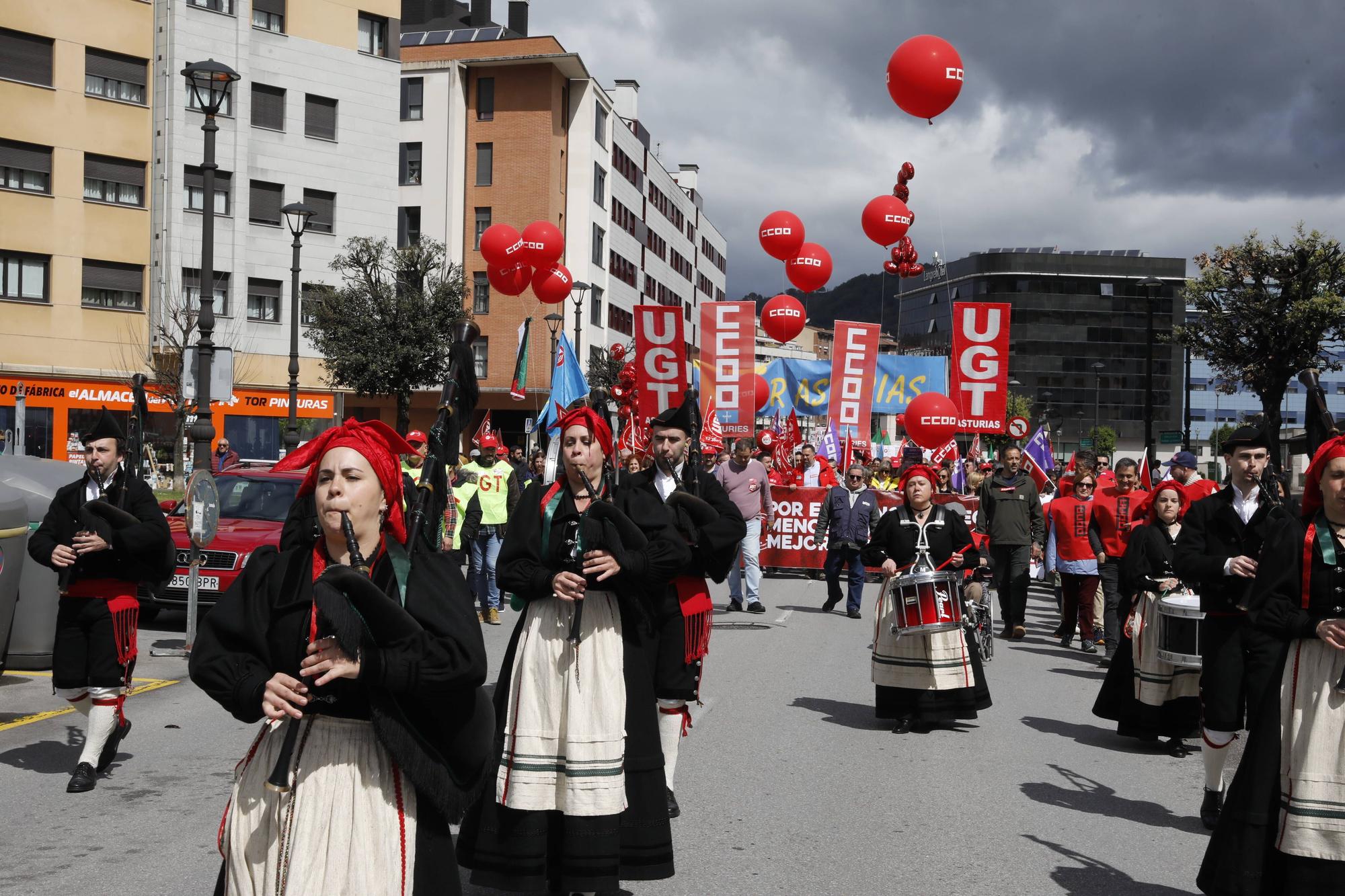 Manifestación de los sindicatos mayoritarios en Langreo por el 1 de mayo.