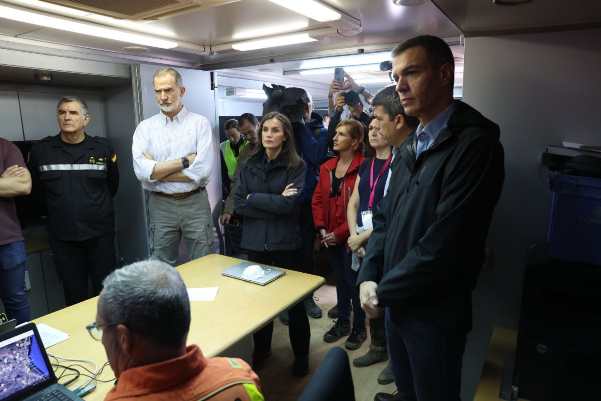 El rostro serio de los reyes en su visita a Paiporta (Valencia) tras el paso de la DANA