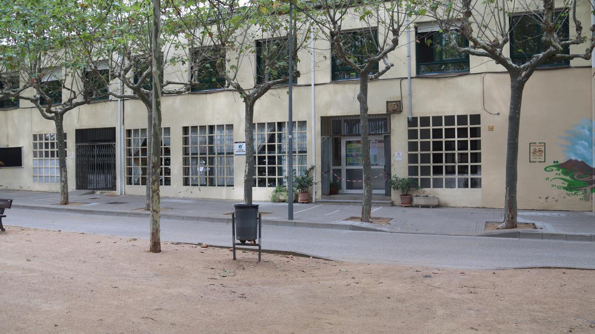 Façana de l&#039;escola Sant Jordi de Maçanet de la Selva que no ha pogut començar el curs a causa dels aiguats