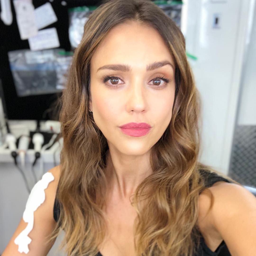 Jessica Alba estrena su canal de Youtube con esta brutal rutina que te dejará sin aliento