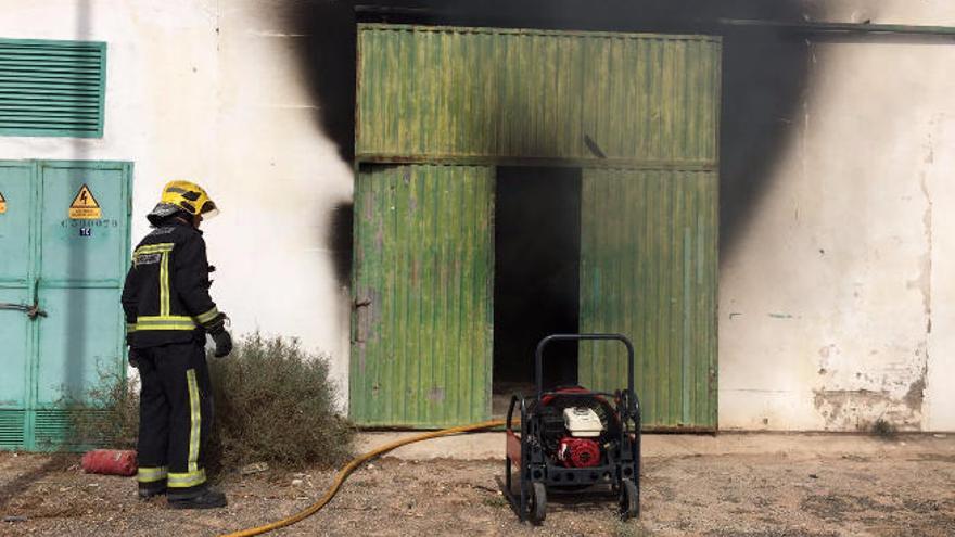 Un bombero, junto a la nave.