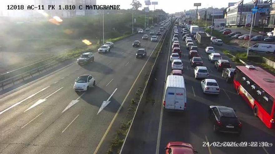 Retenciones kilométricas en la salida de A Coruña por la avenida de Alfonso Molina