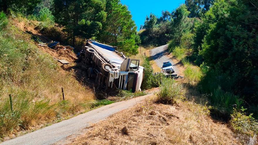 Cae un camión lleno de palés de madera monte abajo en Caldas