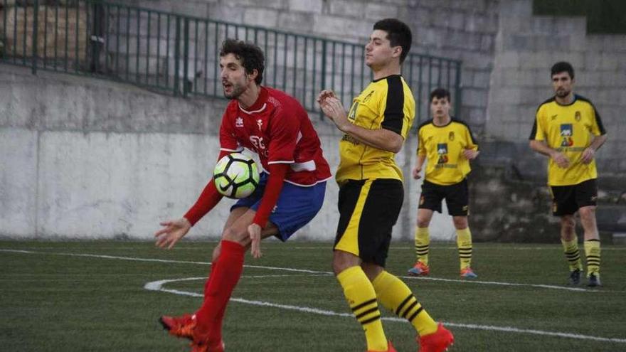 Un jugador del Mos presiona a uno del Domaio durante el partido de ayer. // Santos Álvarez