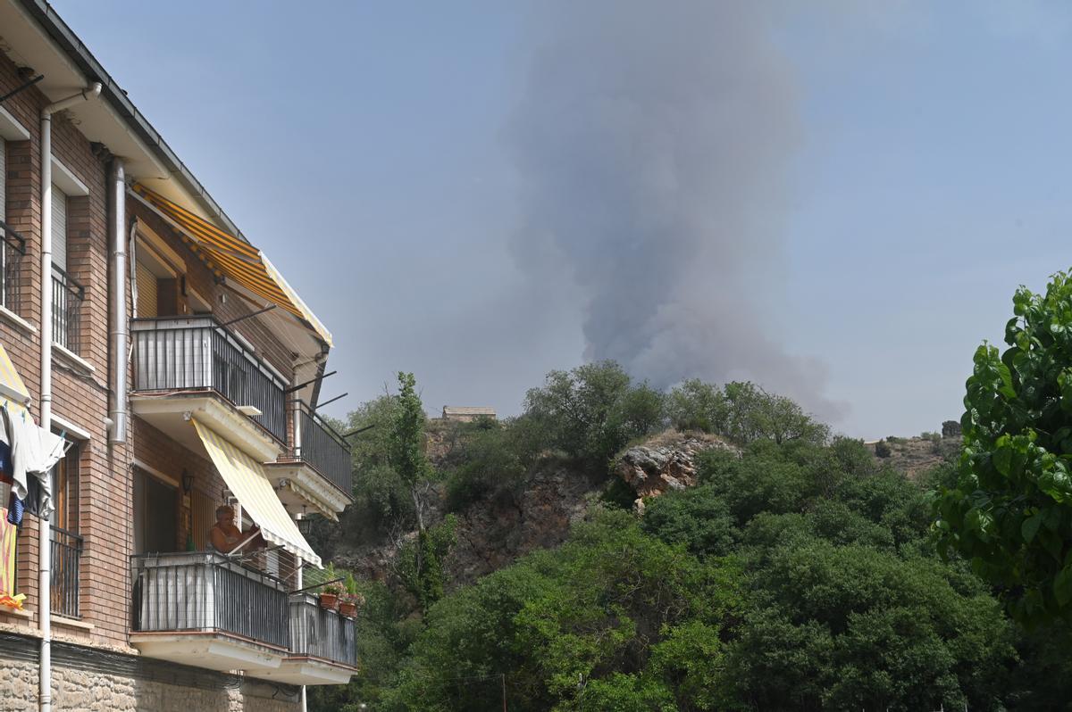 El incendio de Artesa de Segre muestra un foco con mucho humo, por la zona de la Clua, vista desde Alòs de Balaguer.