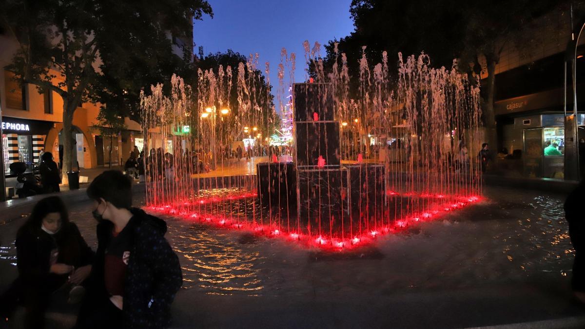 La fuente del Bulevar de Gran Capitán, de rojo.