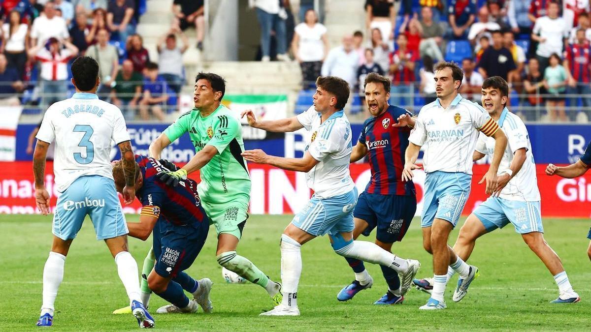 El VAR de las bochornosas imágenes del final del Huesca - Zaragoza
