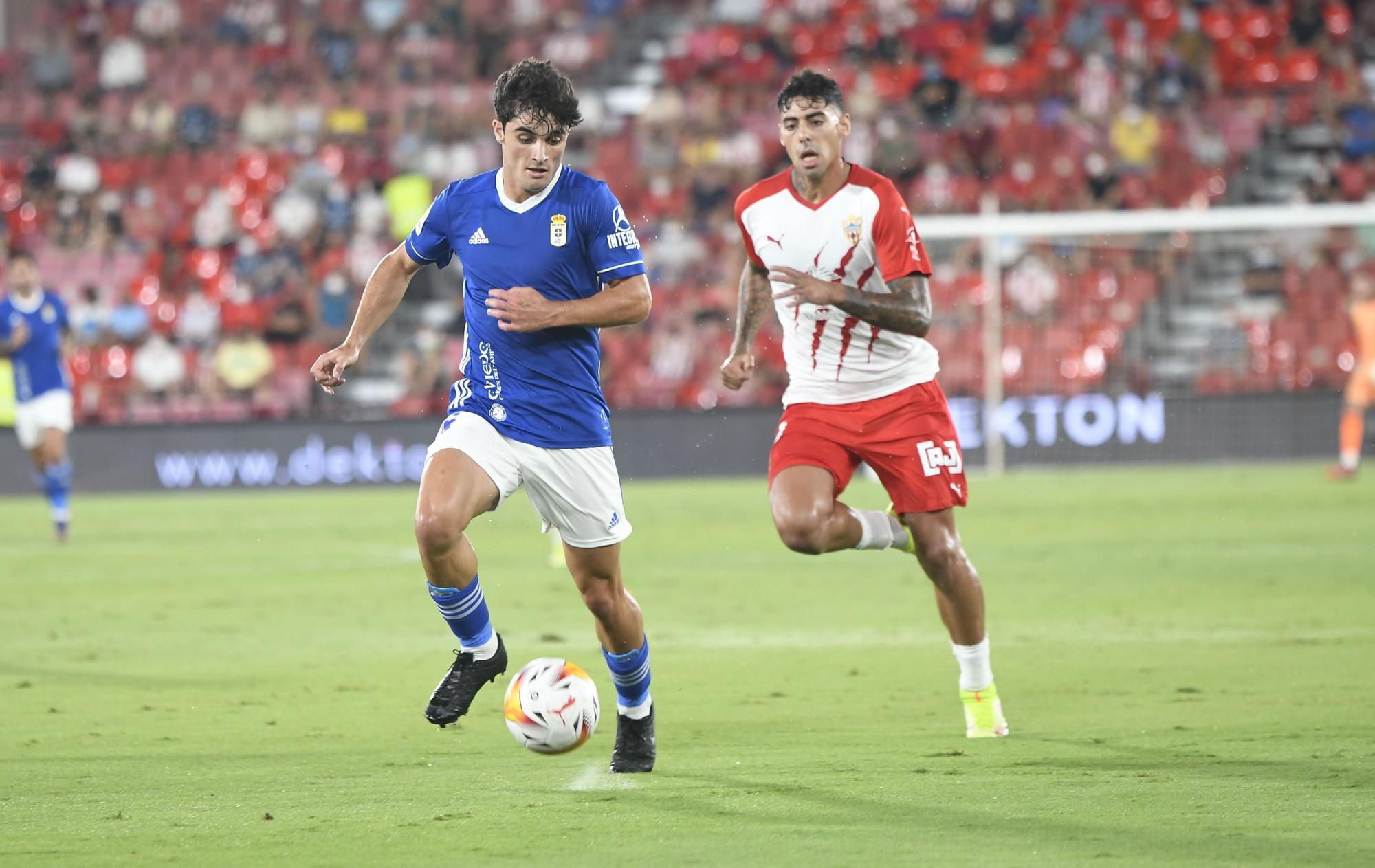 El partido entre el Almería y el Real Oviedo, en imágenes