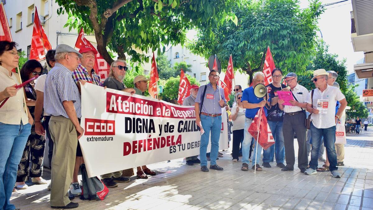 Asistentes a la concentración convocada por CCOO a las puertas del Sepad, este miércoles.