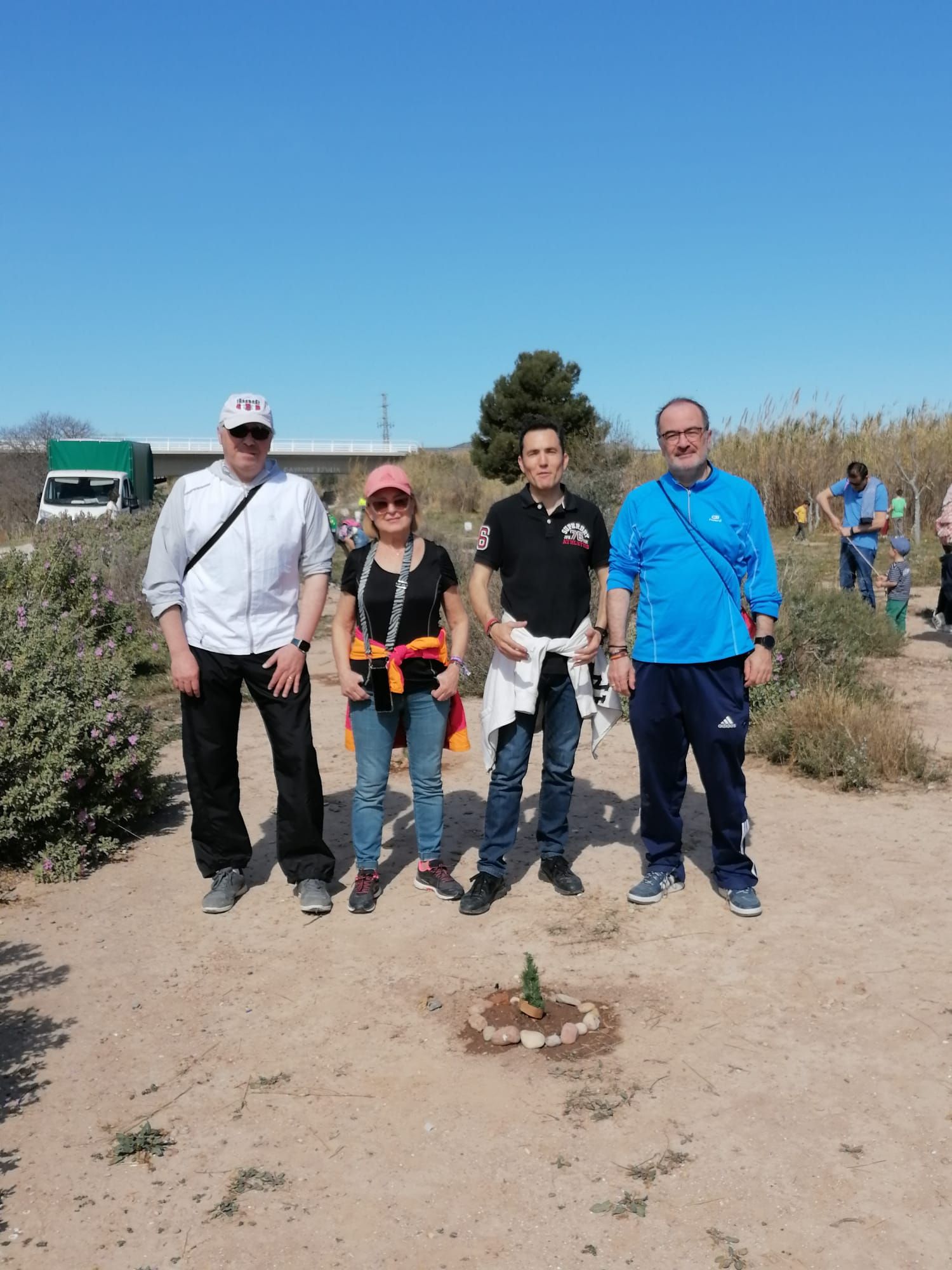 Niños y niñas de Canet d'En Berenguer plantan árboles en el rio Palancia