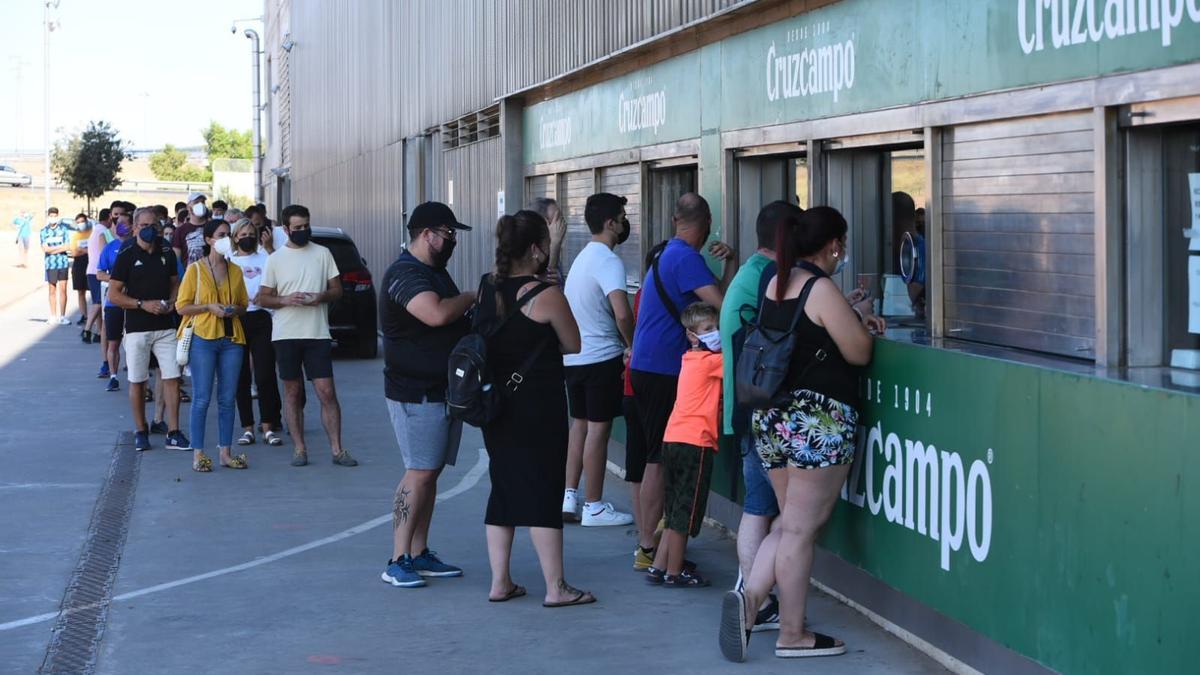 Aficionados del Córdoba CF sacan entradas para un partido de la pretemporada.