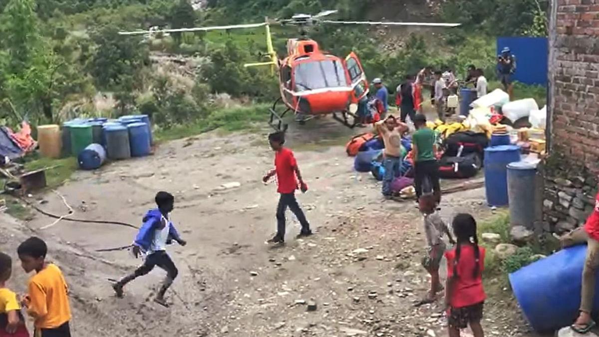 Momento de la llegada en helicóptero de la expedición a Samagaun. / MRP