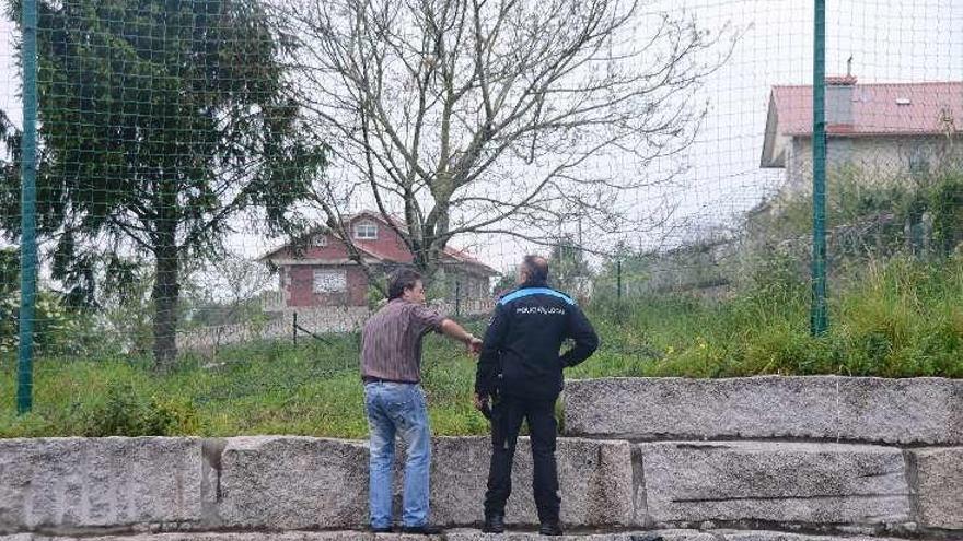 La Policía Local acudió a inspeccionar la zona. // Gonzalo Núñez