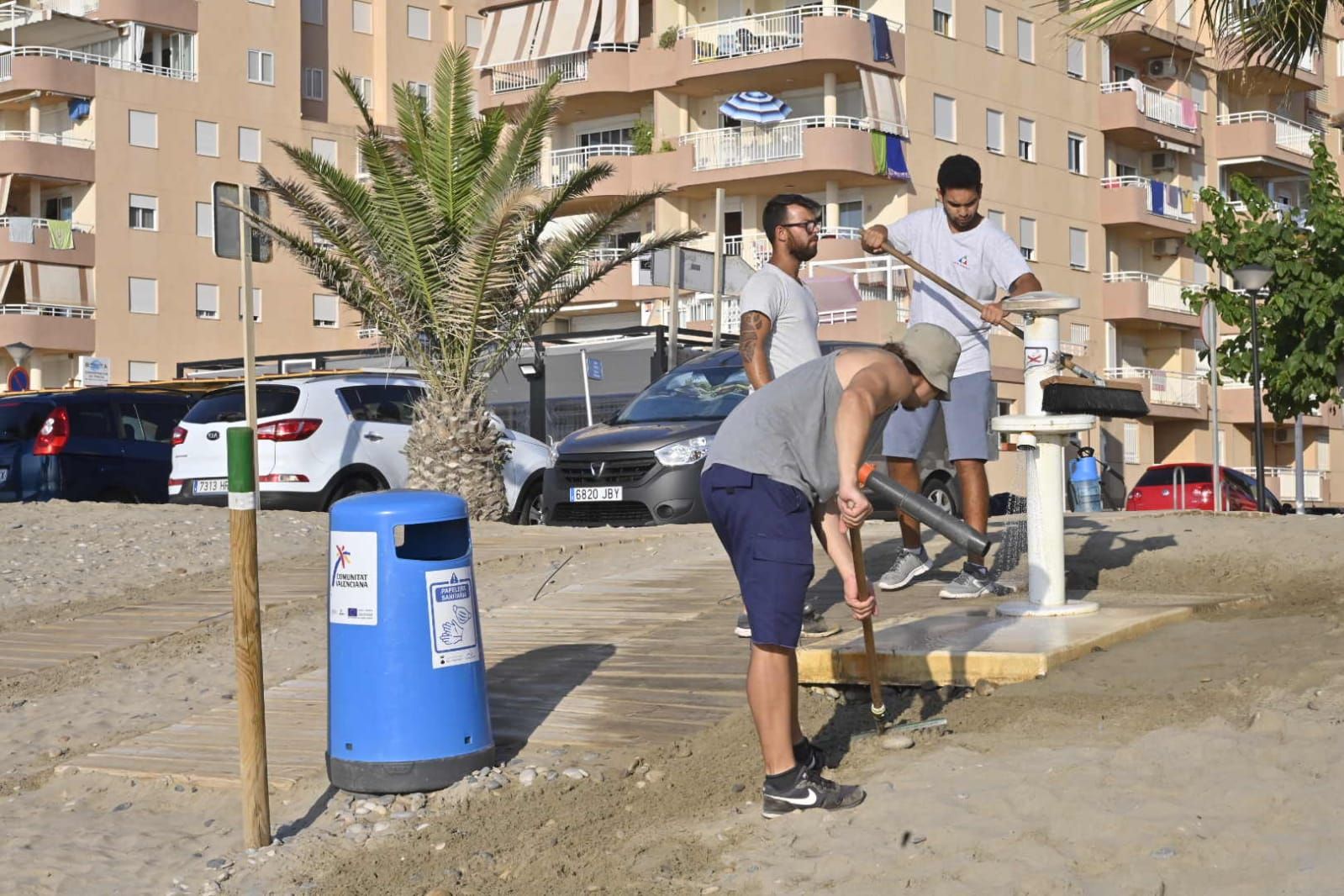 Los agentes actúan para evitar que los usuarios reserven primera línea de playa con las sombrillas